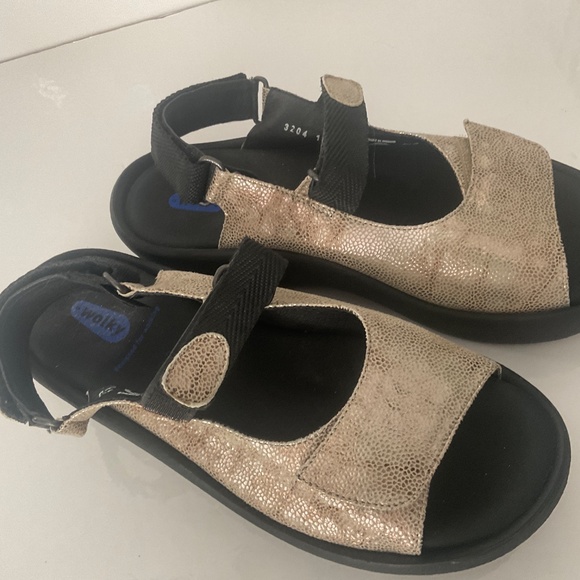 WOLKY ADJUSTABLE PLATFORM SANDAL METALLIC SNAKESKIN PRINT SZ 39 - Picture 2 of 4